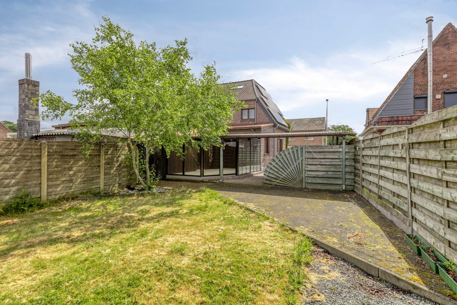 Halfopen gezinswoning met drie slaapkamers (mogelijkheid tot 4), grote tuin en zonnepanelen! foto 3