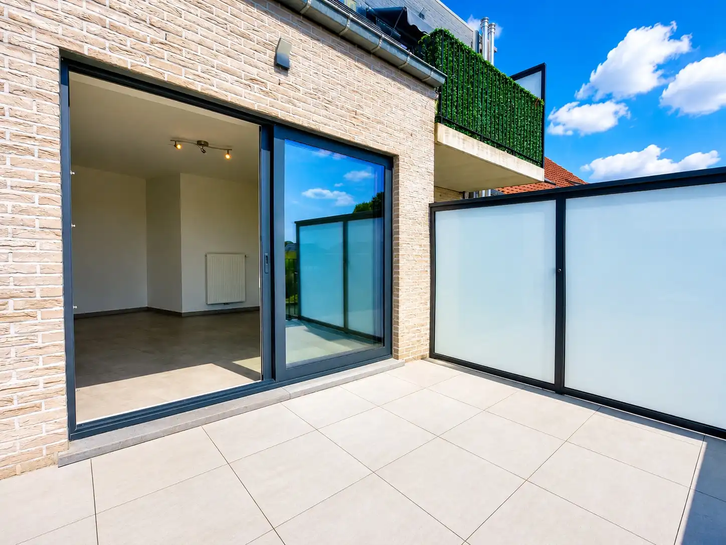 Ruim duplexappartement met 2 slaapkamers, terras en garage gelegen in het centrum van Zottegem. foto 5