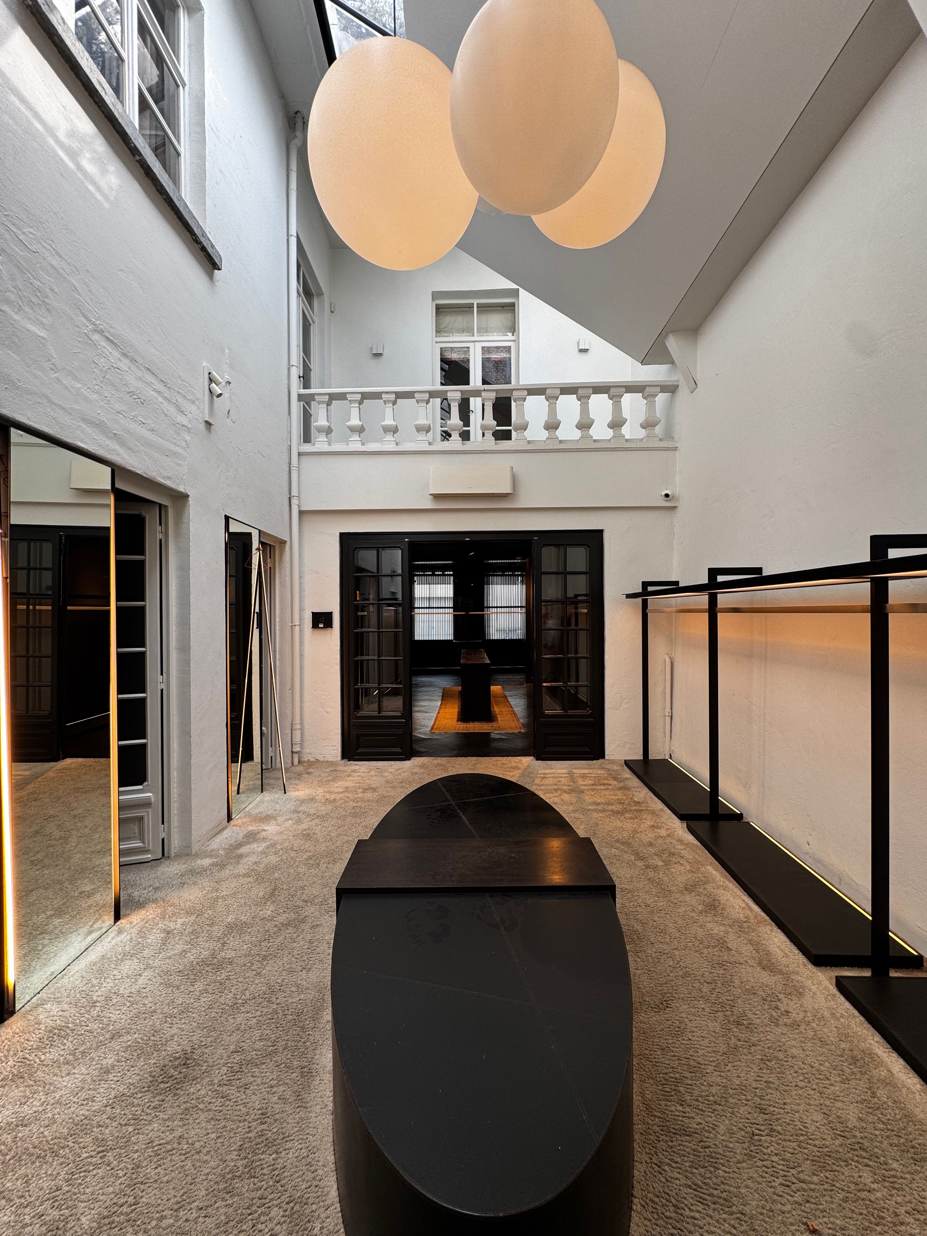 Volledig gerenoveerd handelspand met duplexappartement foto 2