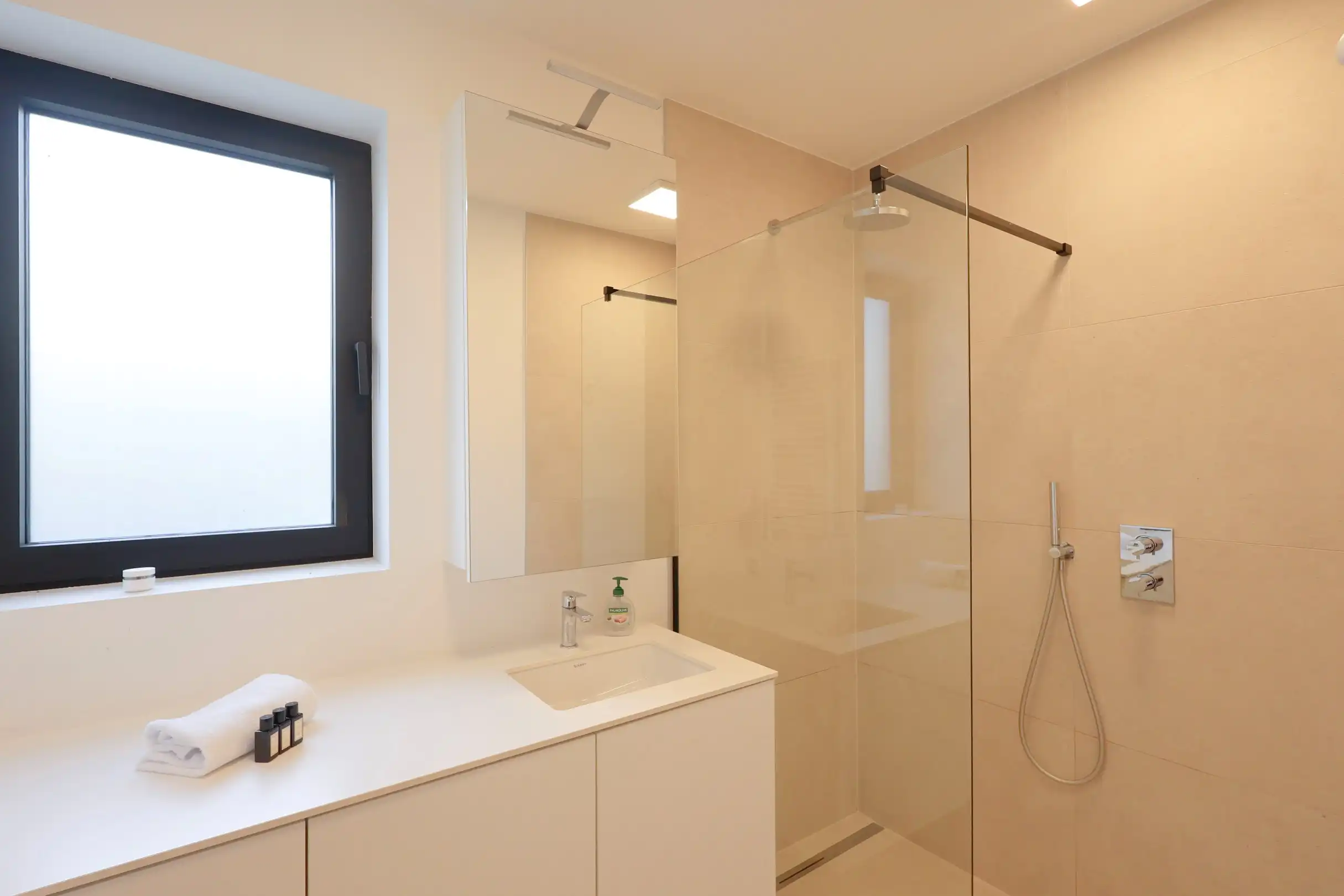 Modern gelijkvloers appartement in Groenendijk met ruim terras foto 15