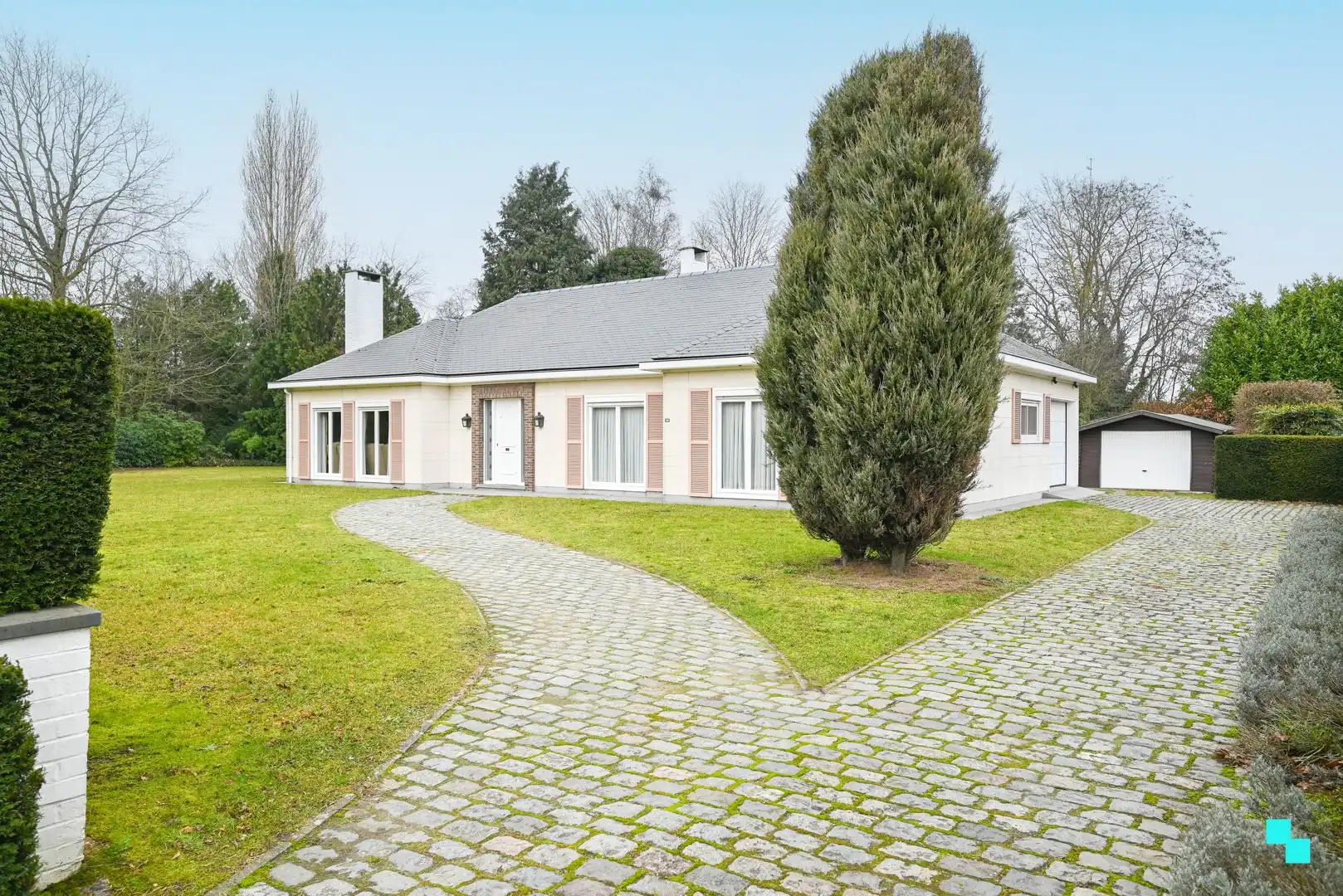 Hoofdfoto van de publicatie: Riante, karaktervolle residentiële bungalow te Waregem