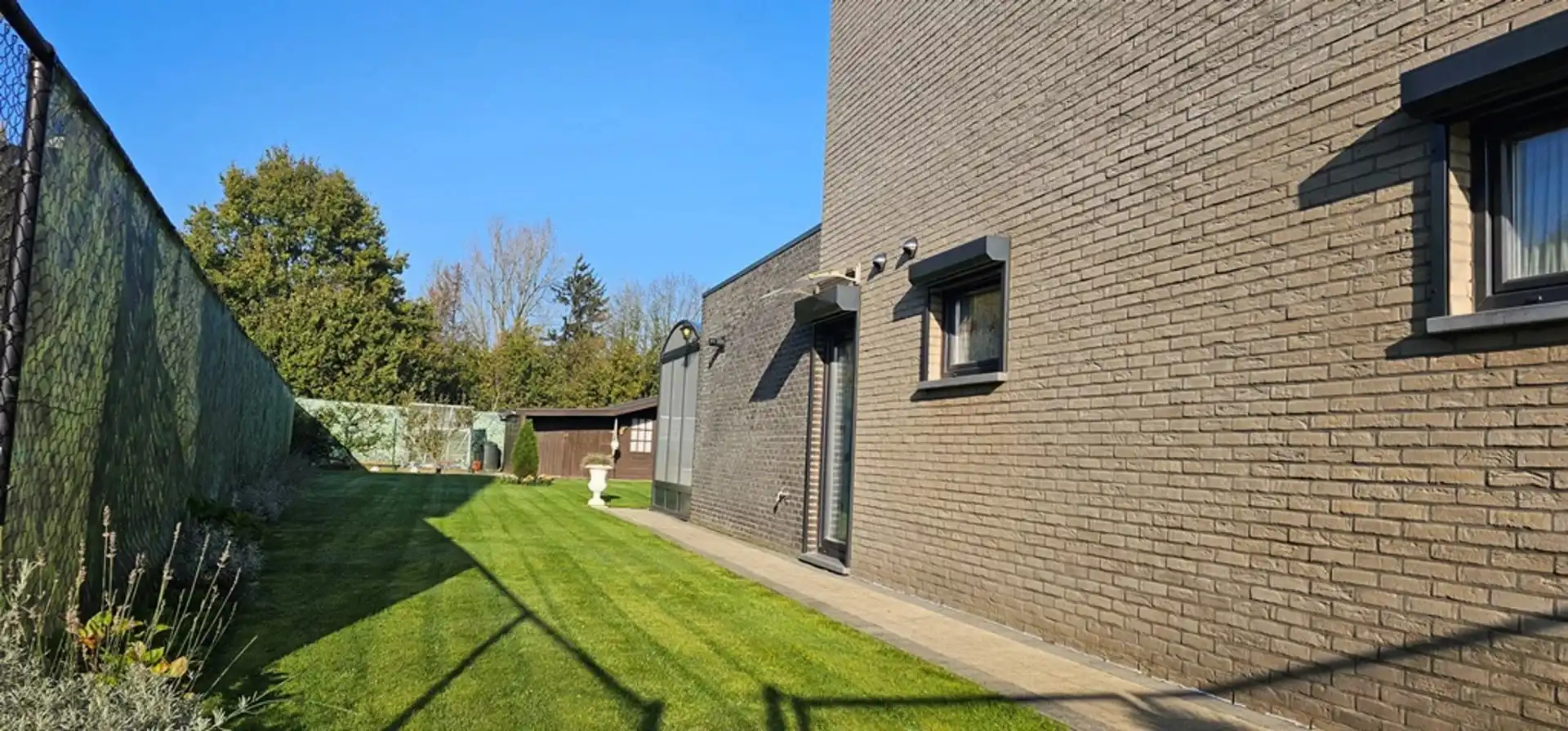 Ruime, recente, instapklare, energiezuinige half open bebouwing met degelijke en kwalitatieve afwerking en zonnepanelen, gelegen net buiten de grote ring van Hasselt. foto 34