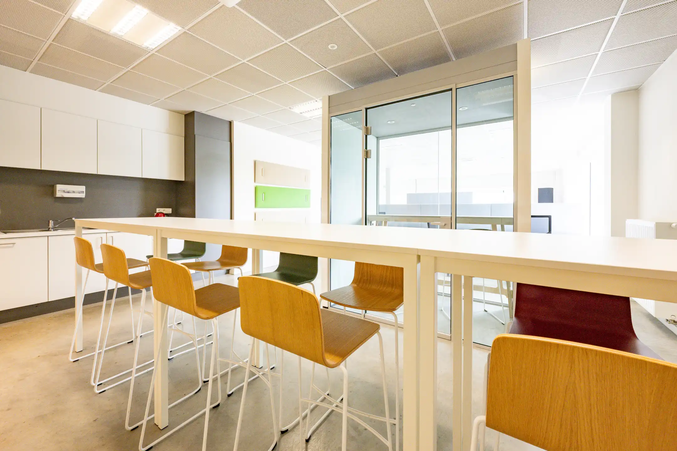 TE HUUR Magazijn + kantoor foto 8