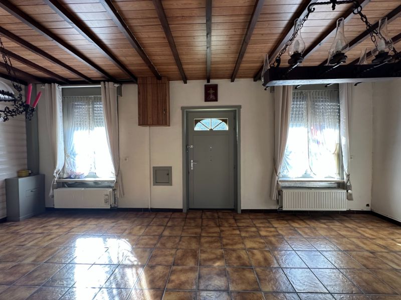 Ruime gezinswoning met grote tuin, veranda en veel opbergruimte foto 2