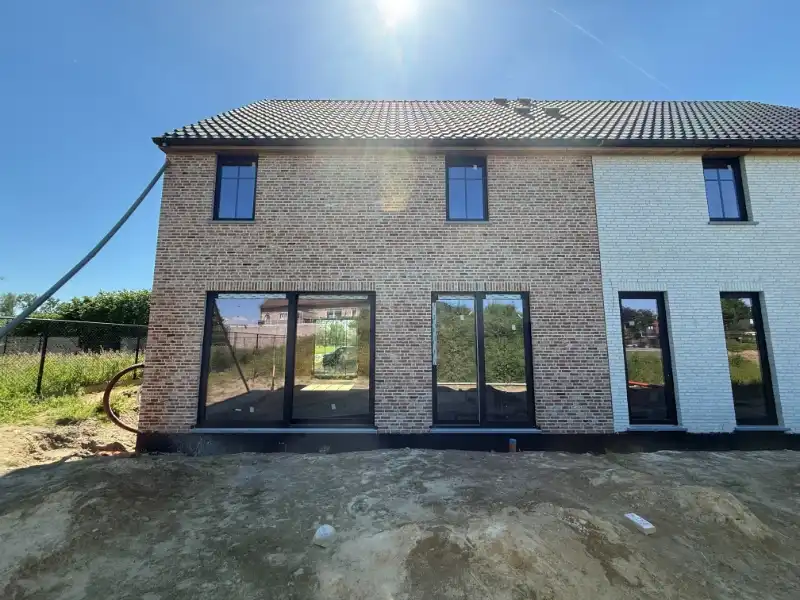 Moderne halfopen nieuwbouwwoning met 4 slaapkamers en 2 badkamers met carport foto 4