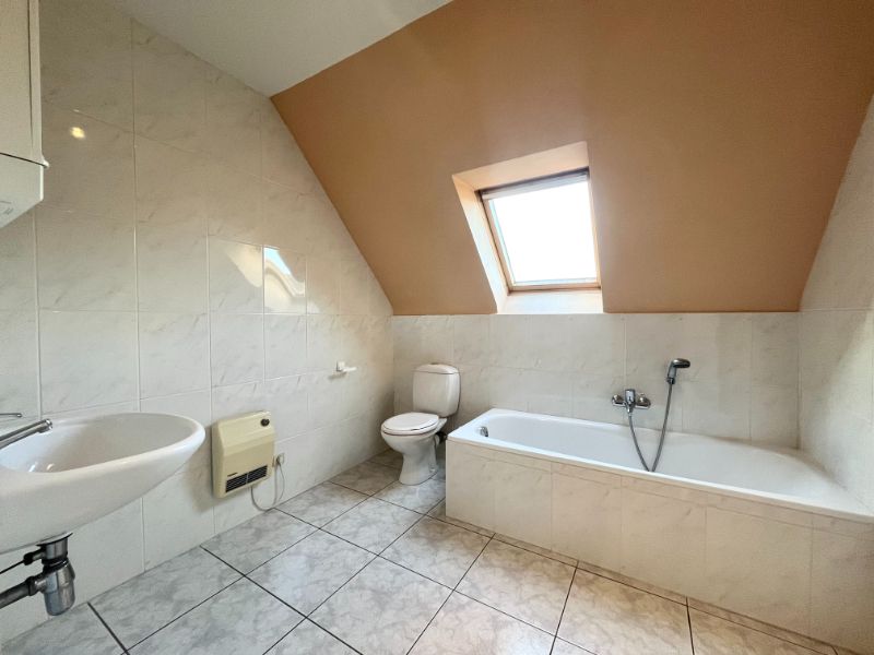 RIJWONING MET TUINTJE EN GARAGE GELEGEN IN DE DORPSKERN VAN SLEIDINGE foto 4