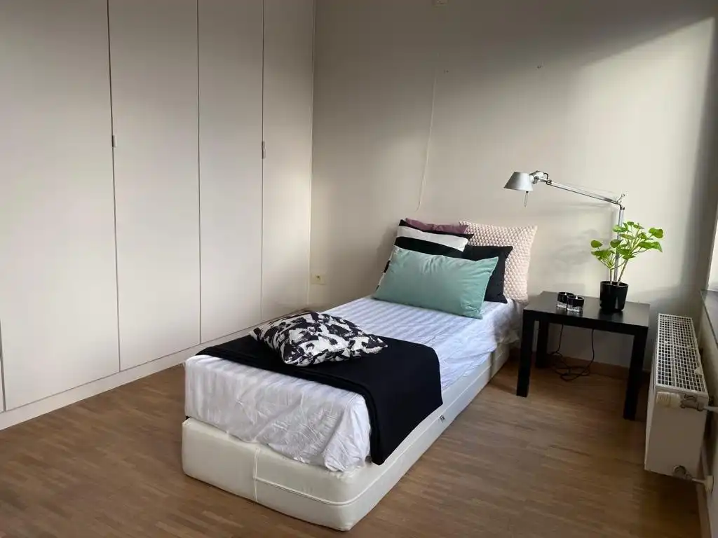 TE HUUR | Instapklaar 2-slaapkamerappartement met ruim terras en garage. foto 15