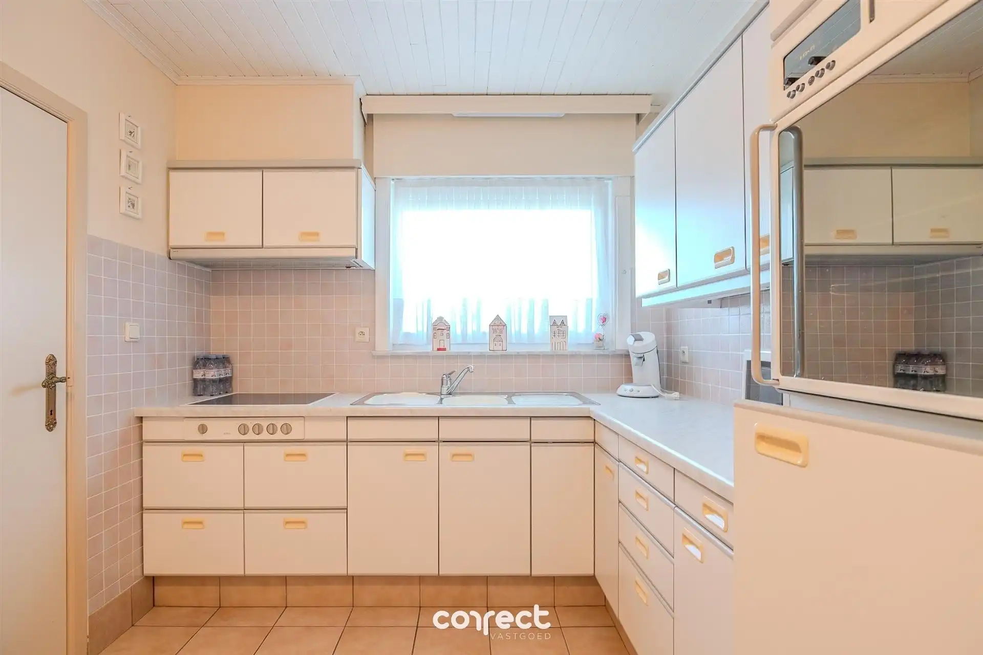 Goed onderhouden laagbouwvilla op een rustige, gunstige locatie met ruime oprit en garage. foto 5