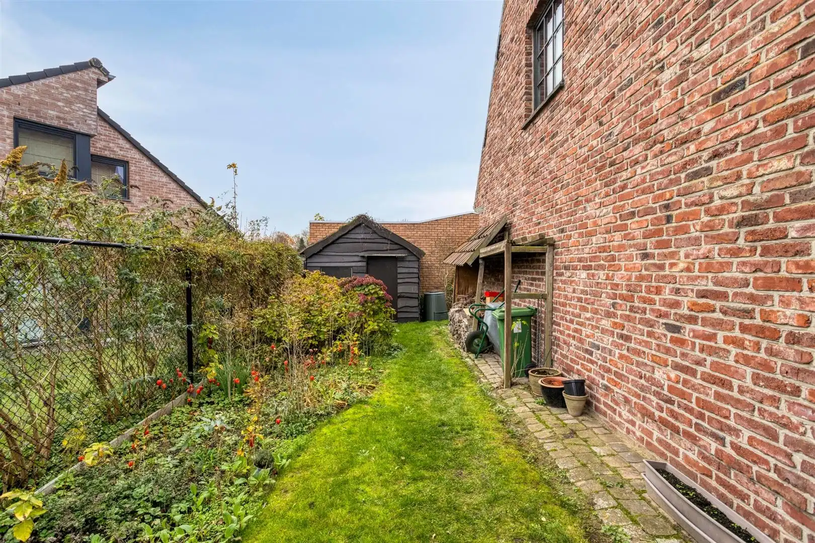 Rustig gelegen open bebouwing met 3 slaapkamers en garage op een perceel van 556 m². foto 26