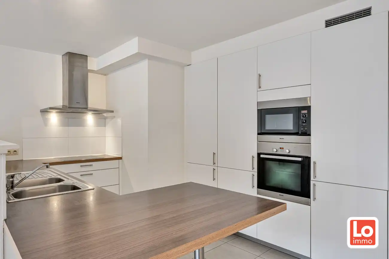 Instap klaar appartement met afzonderlijke garage én autostaanplaats in het hartje van het vernieuwde dorp van Zeveneken! foto 5