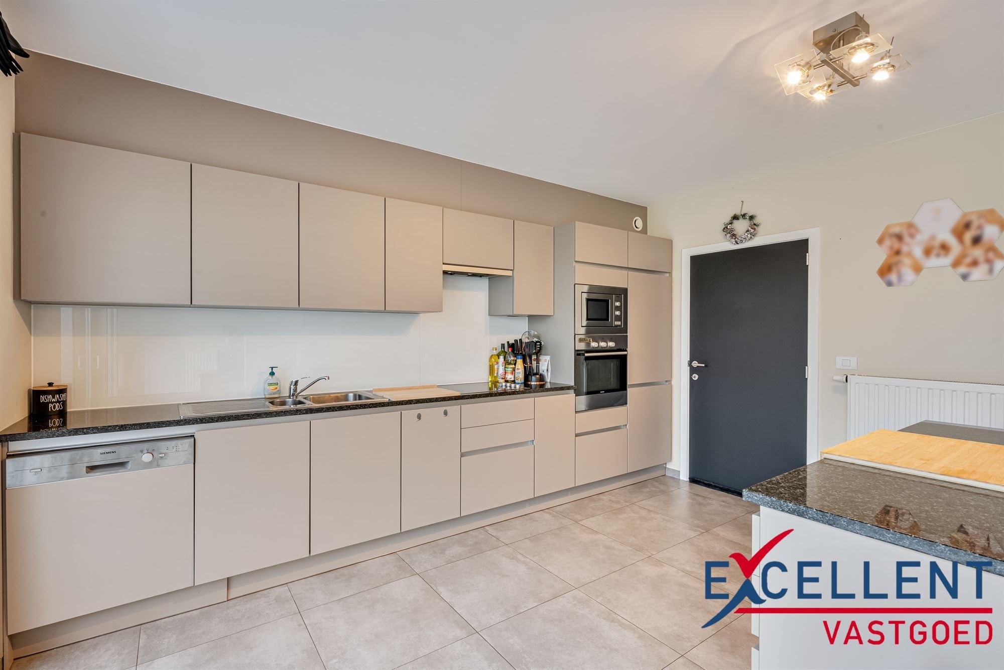 Instapklare en ruime woning met 5 slaapkamers in Zulte te koop foto 4