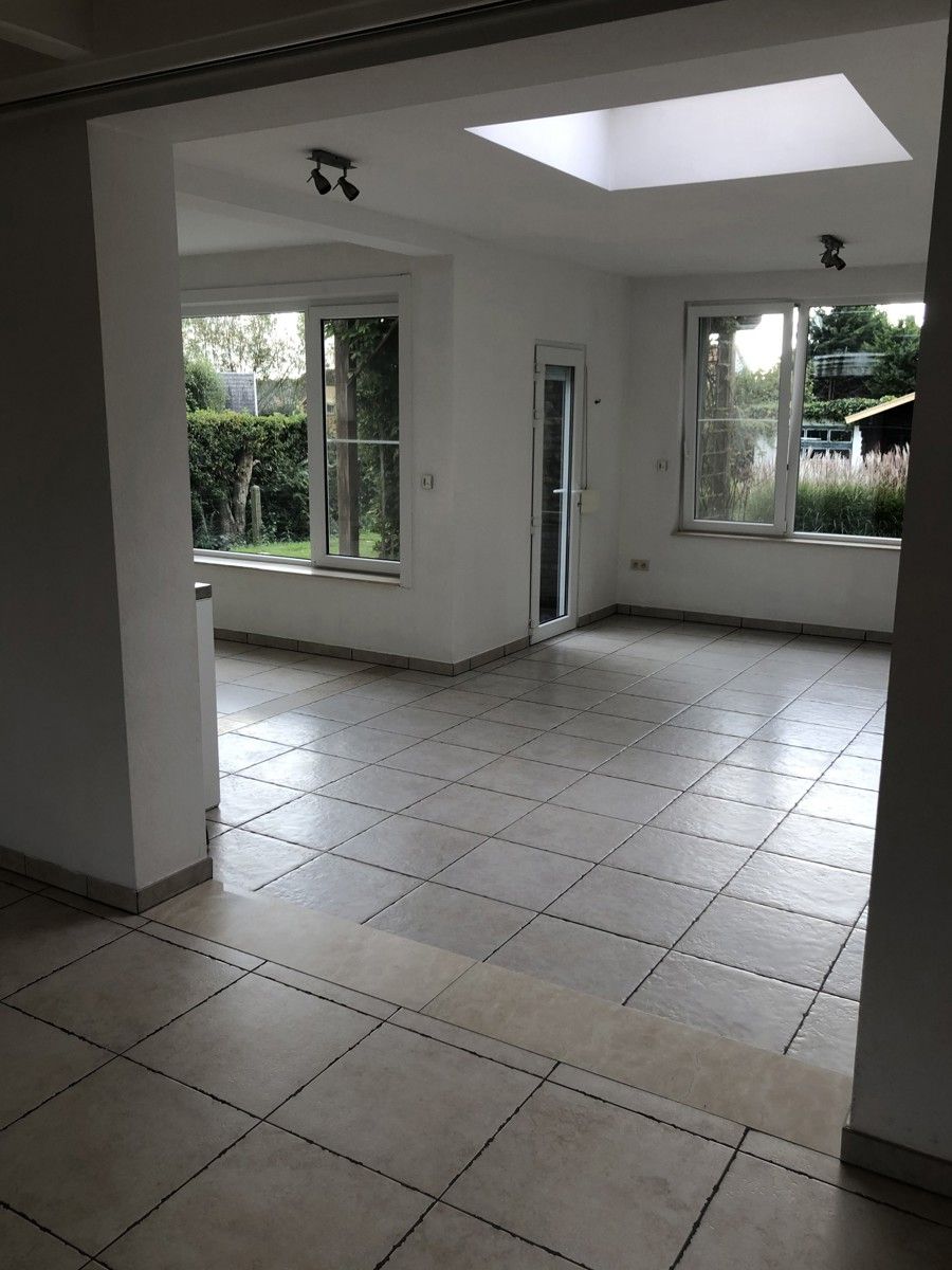 Rustig gelegen, energiezuinige halfopen woning met 4 slkrs foto 4