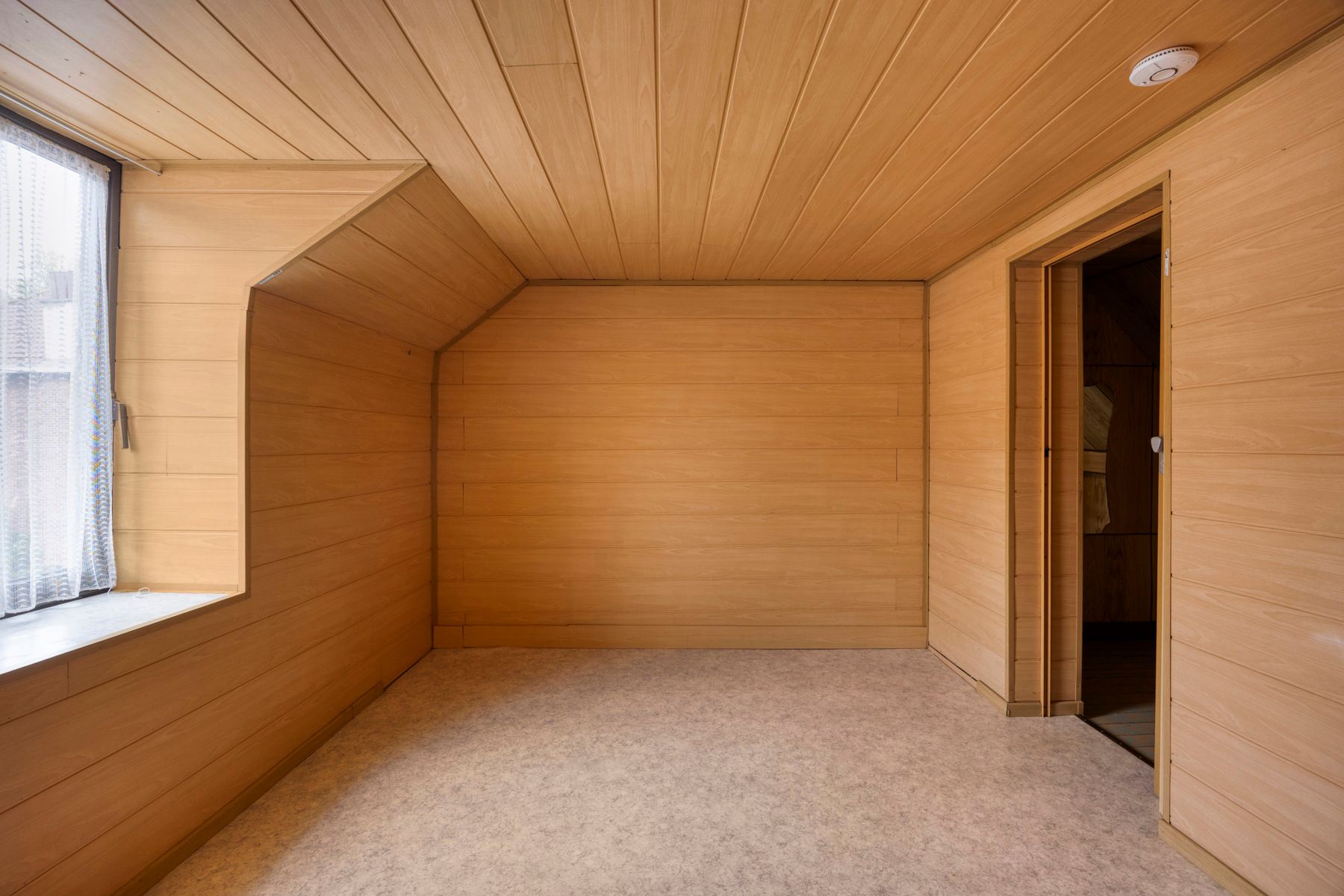 Charmante te renoveren woning met tuin foto 13