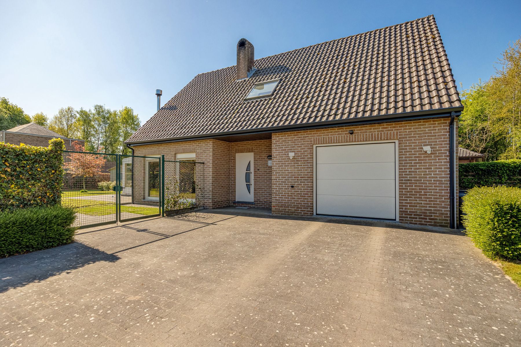 Rustig gelegen villa met 3 slpks, aangelegde tuin en garage foto {{pictureIndex}}