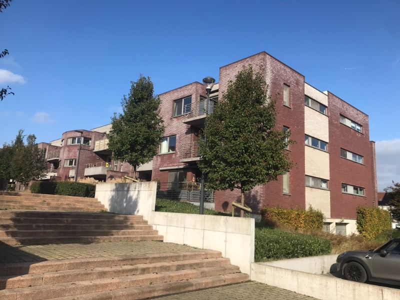 Rustig en zon georiënteerd, instapklaar 2 slk appartement met terras, private garage en dichtbij het Station van Denderleeuw en winkels foto {{pictureIndex}}