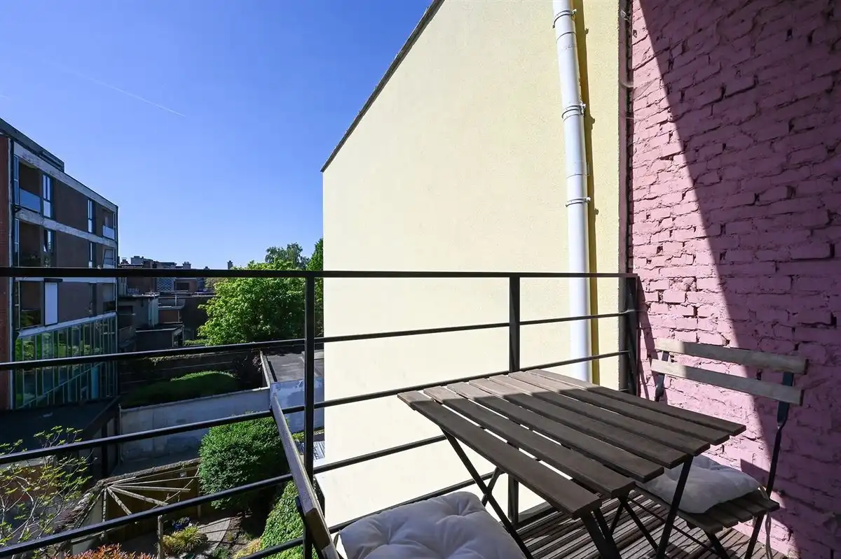 Superleuk appartement met ruime slaapkamer en apart bureel of dressing foto 16