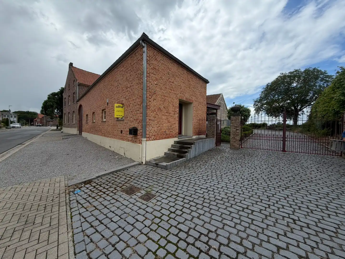 Bijzonder charmante benedenwoonst met 1 slaapkamer, veranda, terras en twee autostandplaatsen foto 4