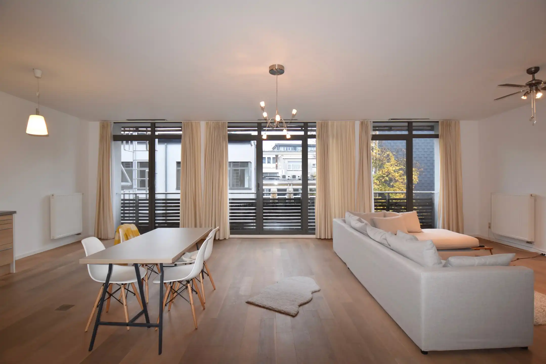 ANTWERPEN - CENTRUM  - Ruim drie slaapkamer appartement  foto {{pictureIndex}}