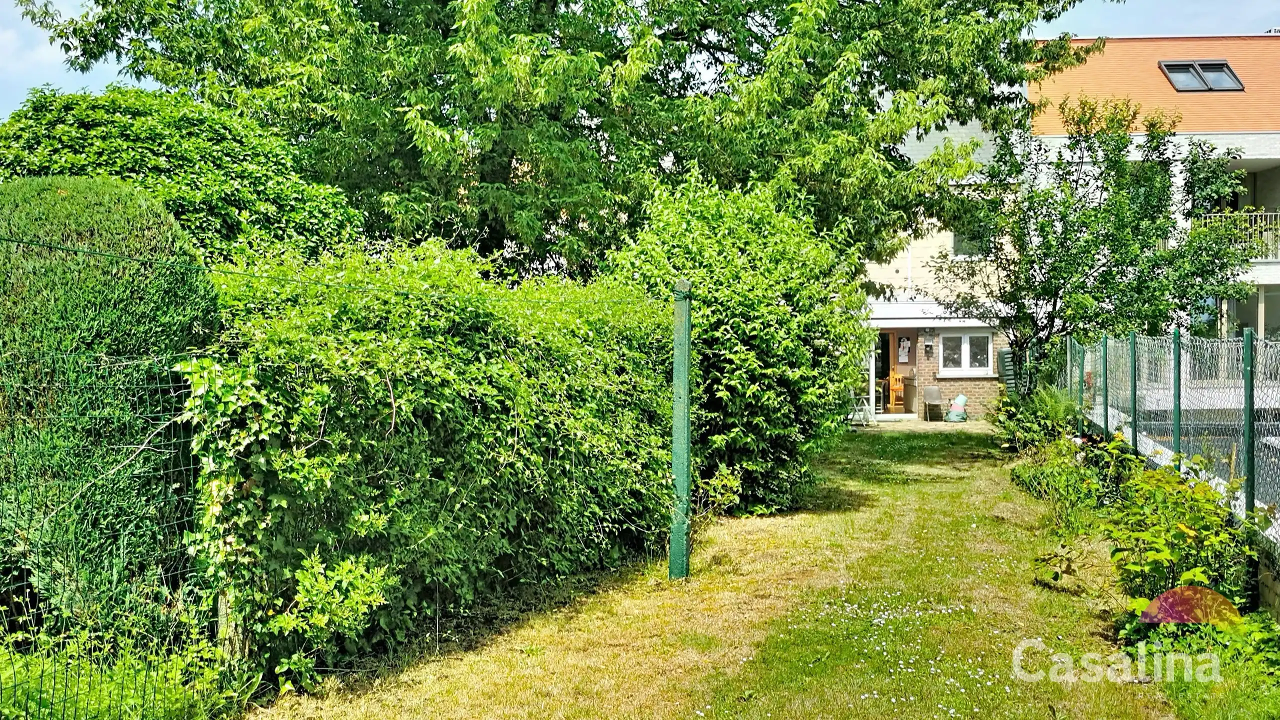 Bel-etagewoning met garage en tuin om op te frissen foto 2