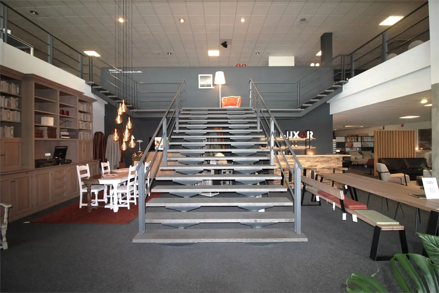 ruime en lichtrijke showroom op zicht-locatie, shop in shop principe, oppervlakte vanaf 280m² foto 4