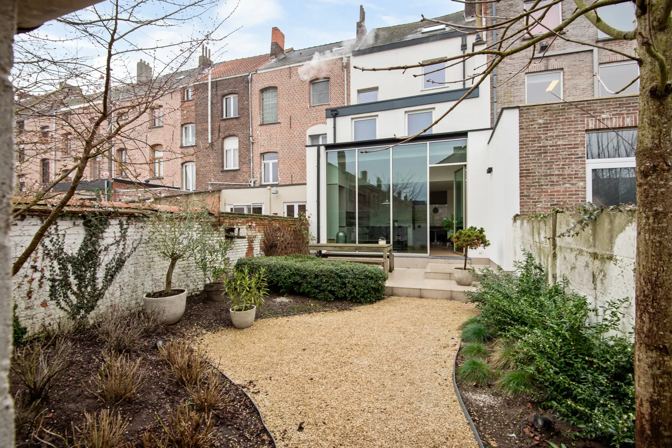 In het centrum gel. stadswoning met 5 slpk., terras, tuin en garage foto 18