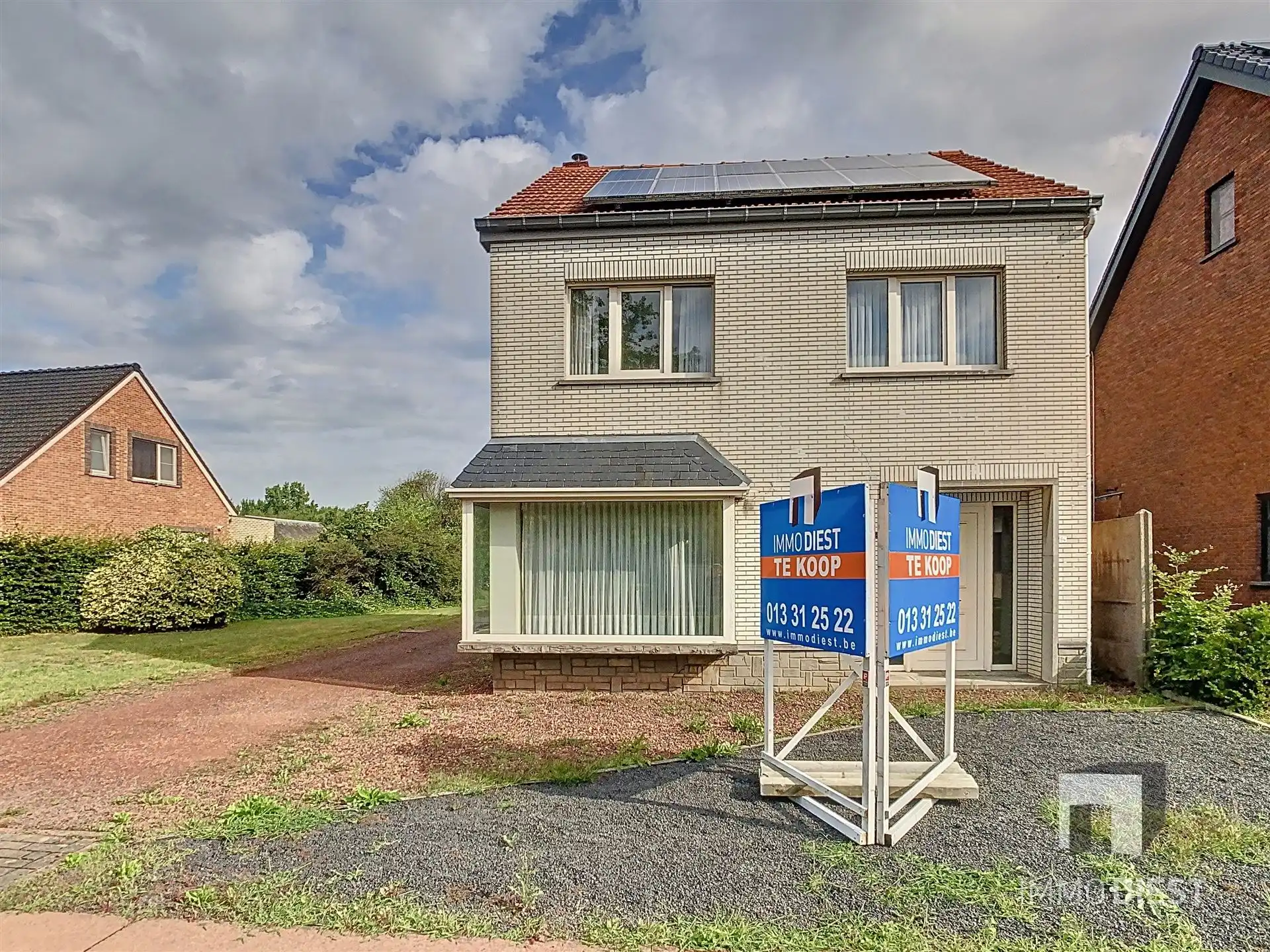 Hoofdfoto van de publicatie: Te moderniseren gezinswoning met 3 slaapkamers op een ruim perceel van 13a 45ca.