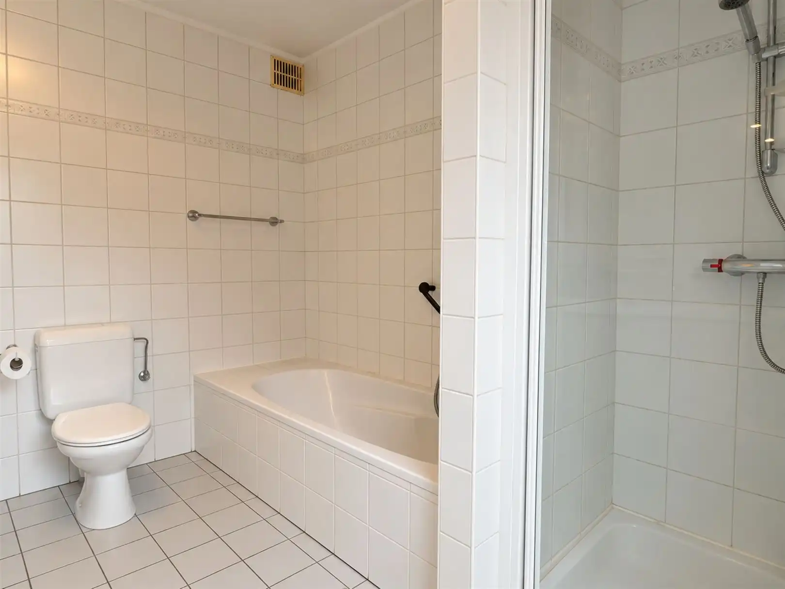 Ruim en lichtrijk appartement met 3 slaapkamers en twee terrassen op een toplocatie in Brasschaat foto 13