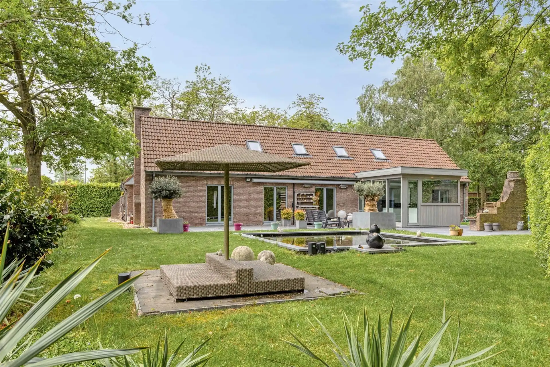 Open bebouwing met 5 (mog. 7) slaapkamers, tuin en garage foto 26