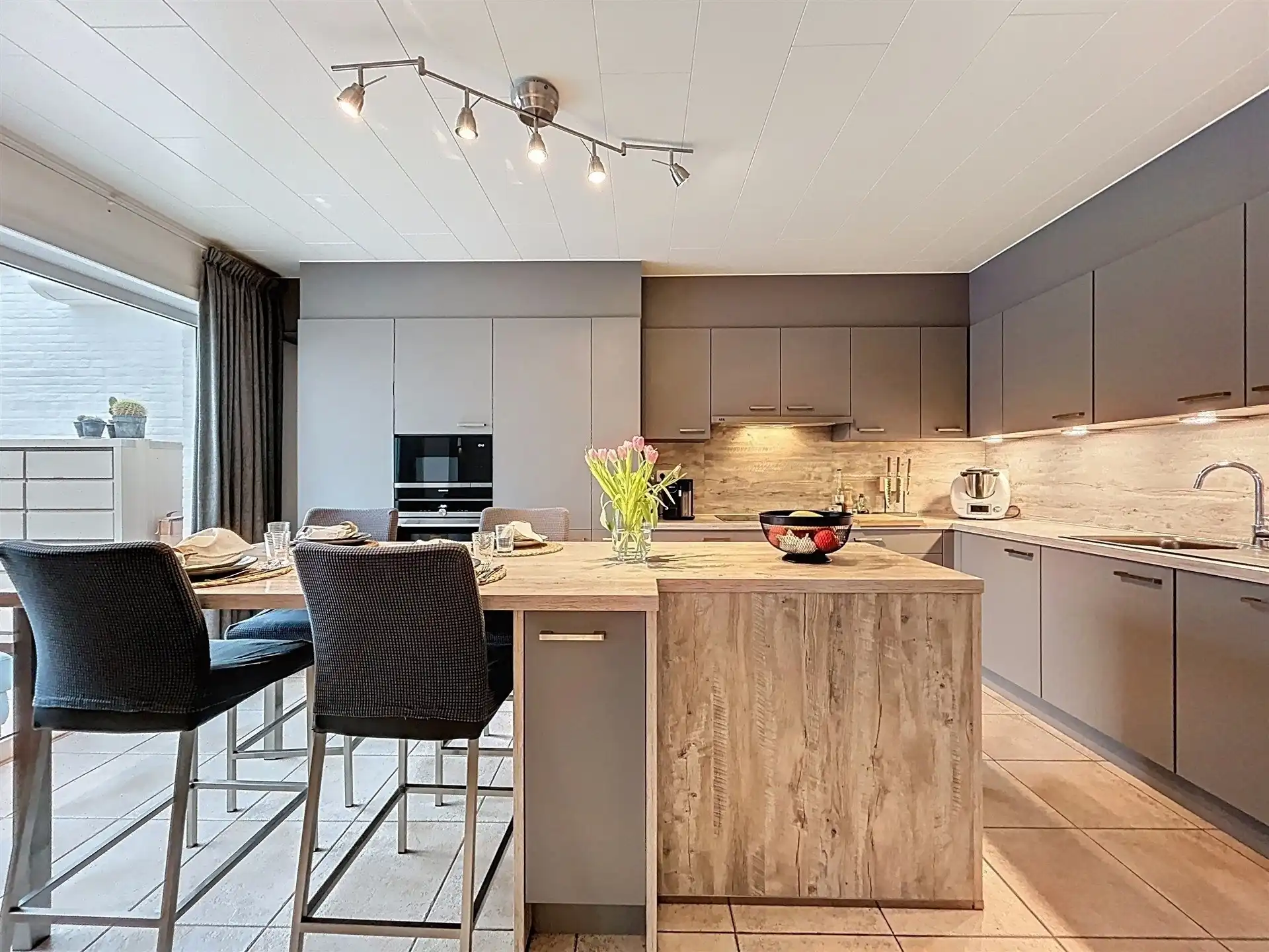 Instapklare gezinswoning met 3 slaapkamers en gezellige tuin! foto 3