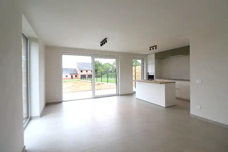Nieuwe halfopen woning met 3 slaapkamers foto 5