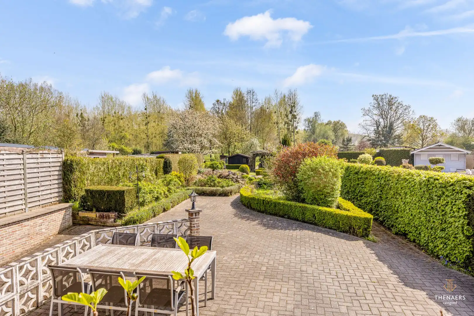 Ruime halfopen woning met 3 slaapkamers en prachtige tuin. foto 20