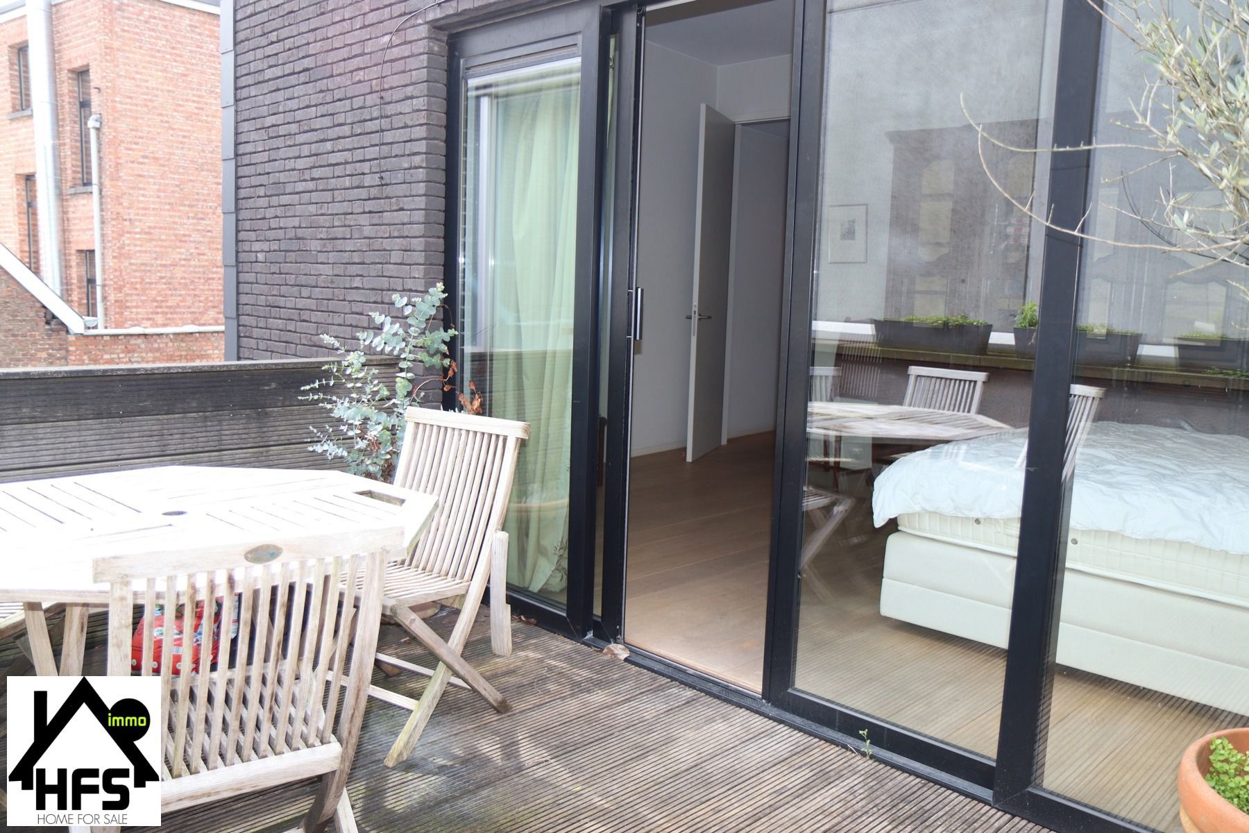 App op topligging op de Ijzerenleen met zicht op de historische gebouwen en Sint Rombouts toren foto 7