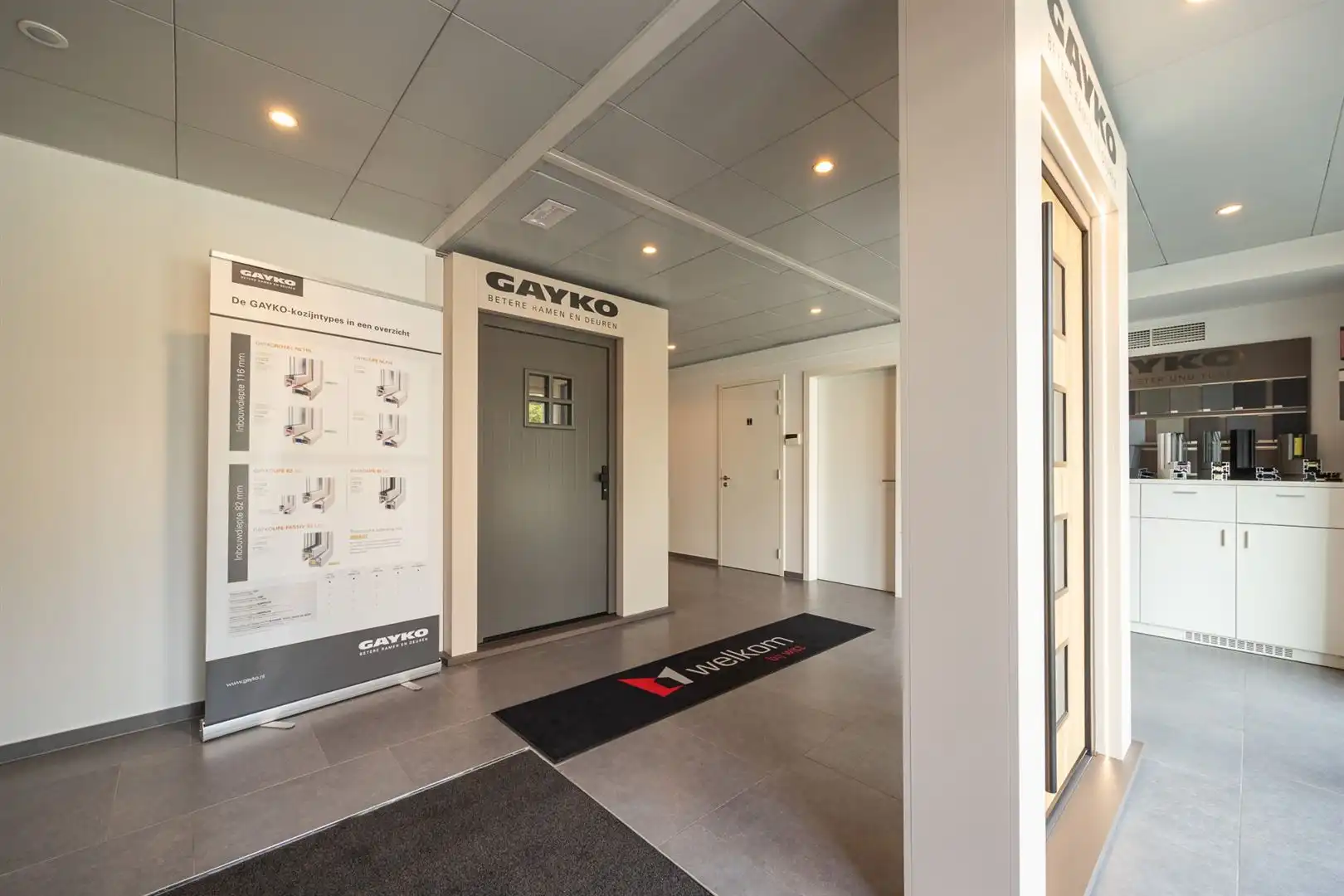 Commerciële toplocatie met privéparking foto 3