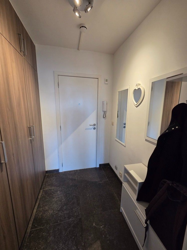 Volledig gerenoveerd tweeslaapkamer appartement inclusief garagebox en terras op toplocatie! foto 3