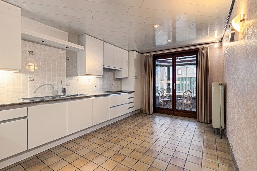 ADINKERKE: Zonnige bungalow/villa op mooie hoekligging met 2 slaapkamers en badkamer op het gelijkvloers, ruime garage en onderhoudsvriendelijke tuin op 633m² grondopp. foto 6