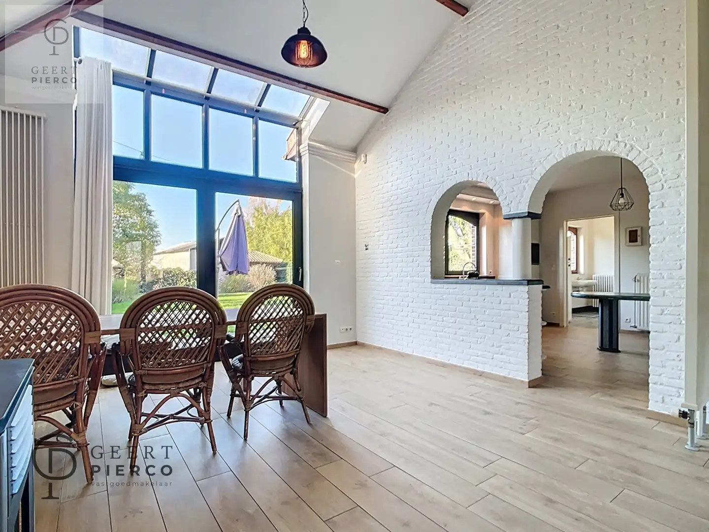 Ruime bungalow met drie slaapkamers en inpandige garage op een perceel van 10a37ca. foto 9