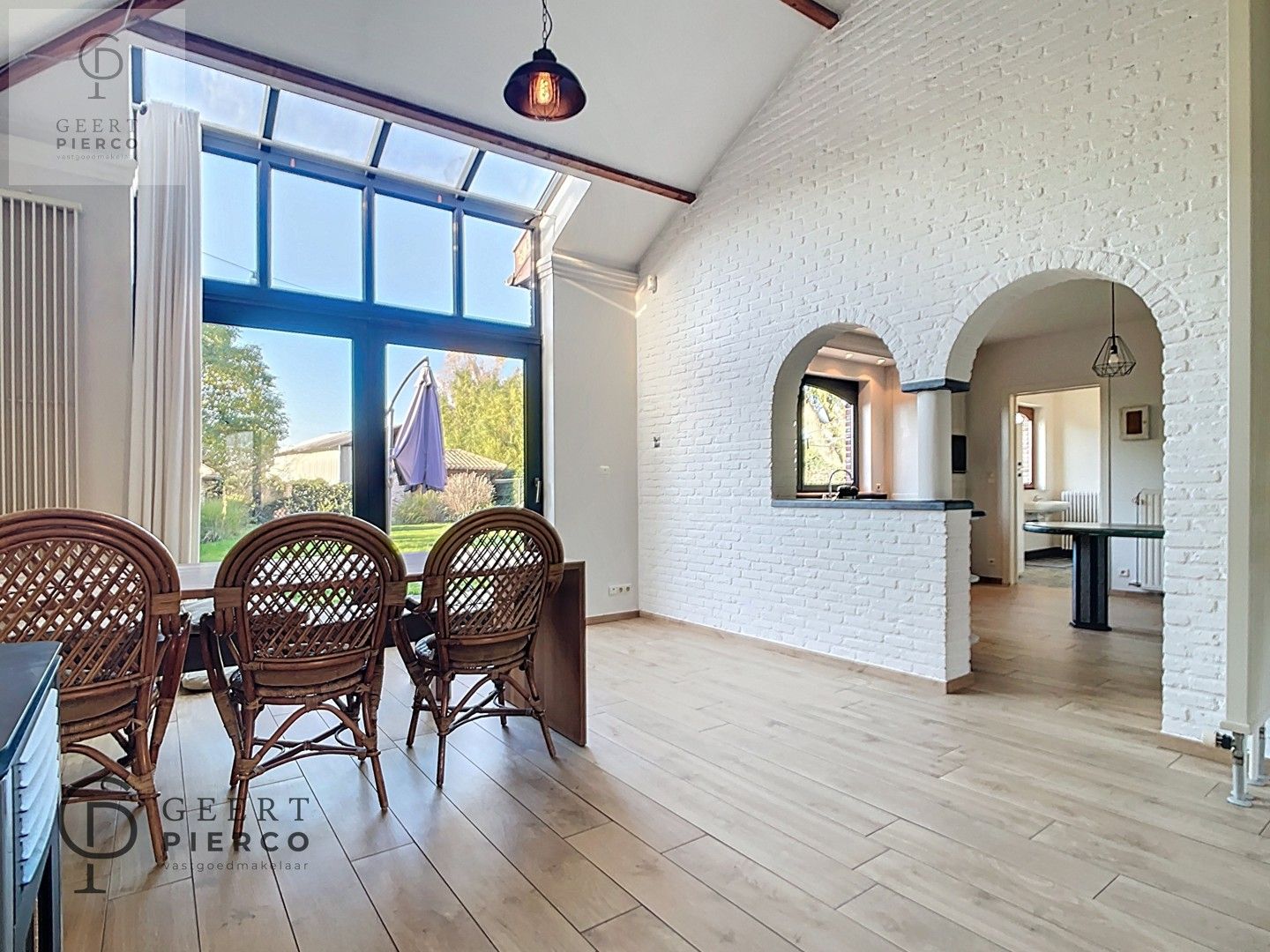 Ruime bungalow met drie slaapkamers en inpandige garage op een perceel van 10a37ca. foto 9