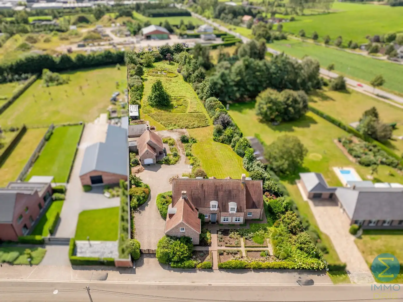 Hoofdfoto van de publicatie: Exclusieve villa met bijgebouwen op 6.660m² grond