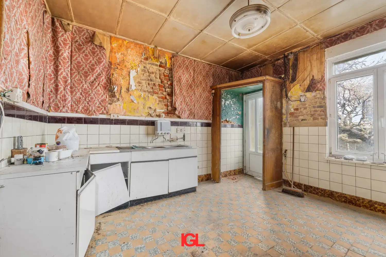 Te renoveren woning met grote tuin foto 8