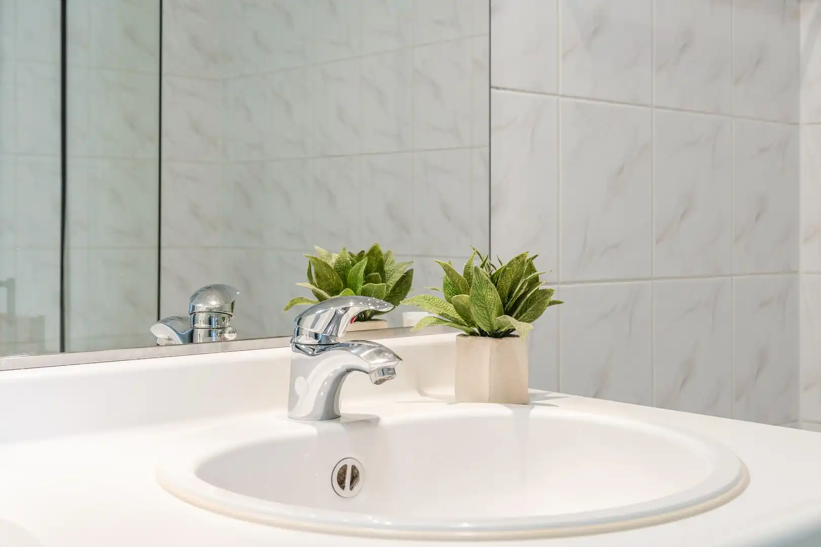 Centraal en rustig gelegen appartement met garage foto 17