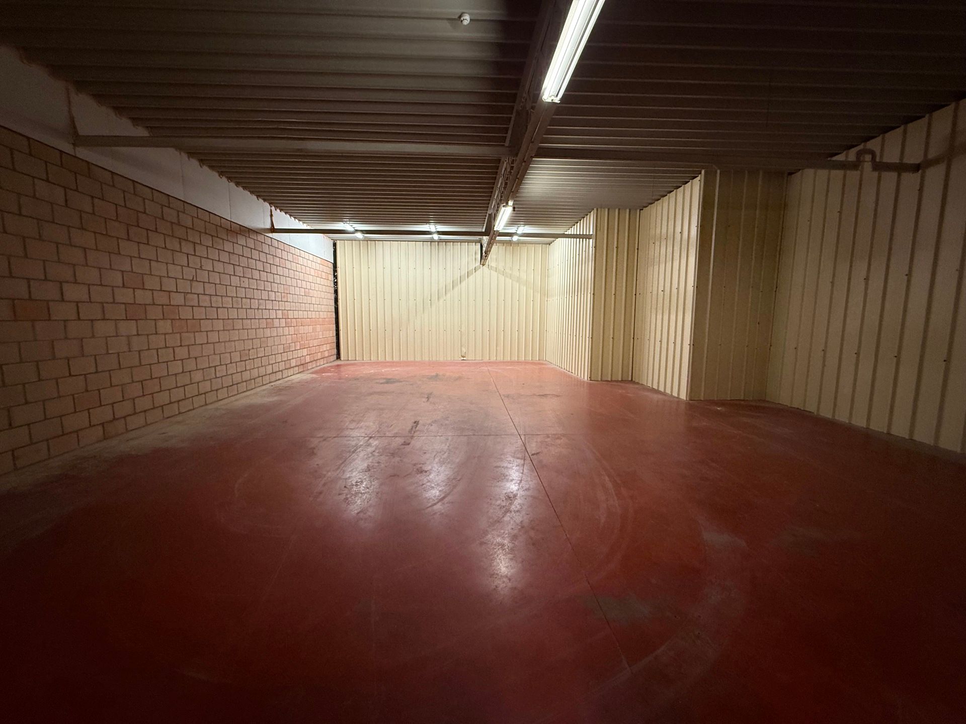 VLIERZELE - Opslagruimte vlakbij de invalsweg. foto 6