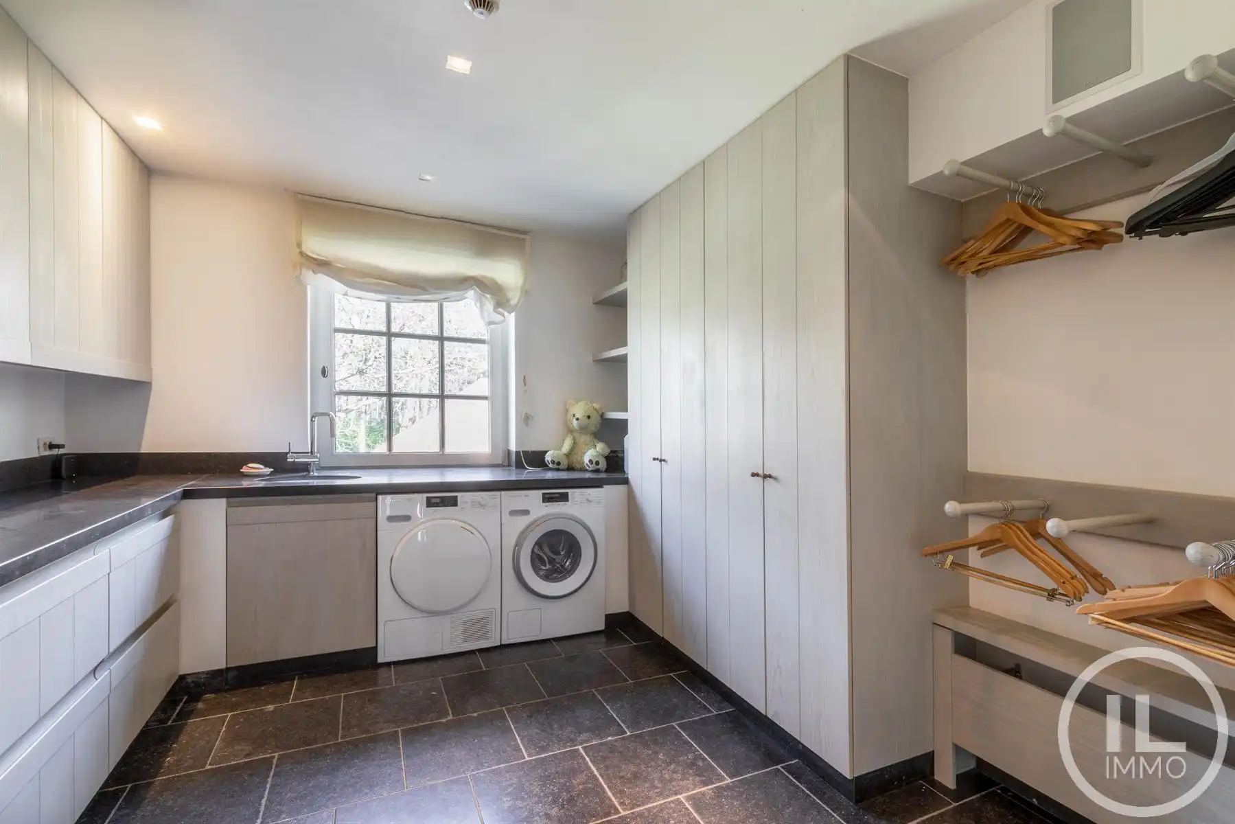 Schitterend domein van 7,7 ha met prachtige villa, zwembad, guesthouse, ruime schuur en uitgebreide paardenfaciliteiten. foto 23