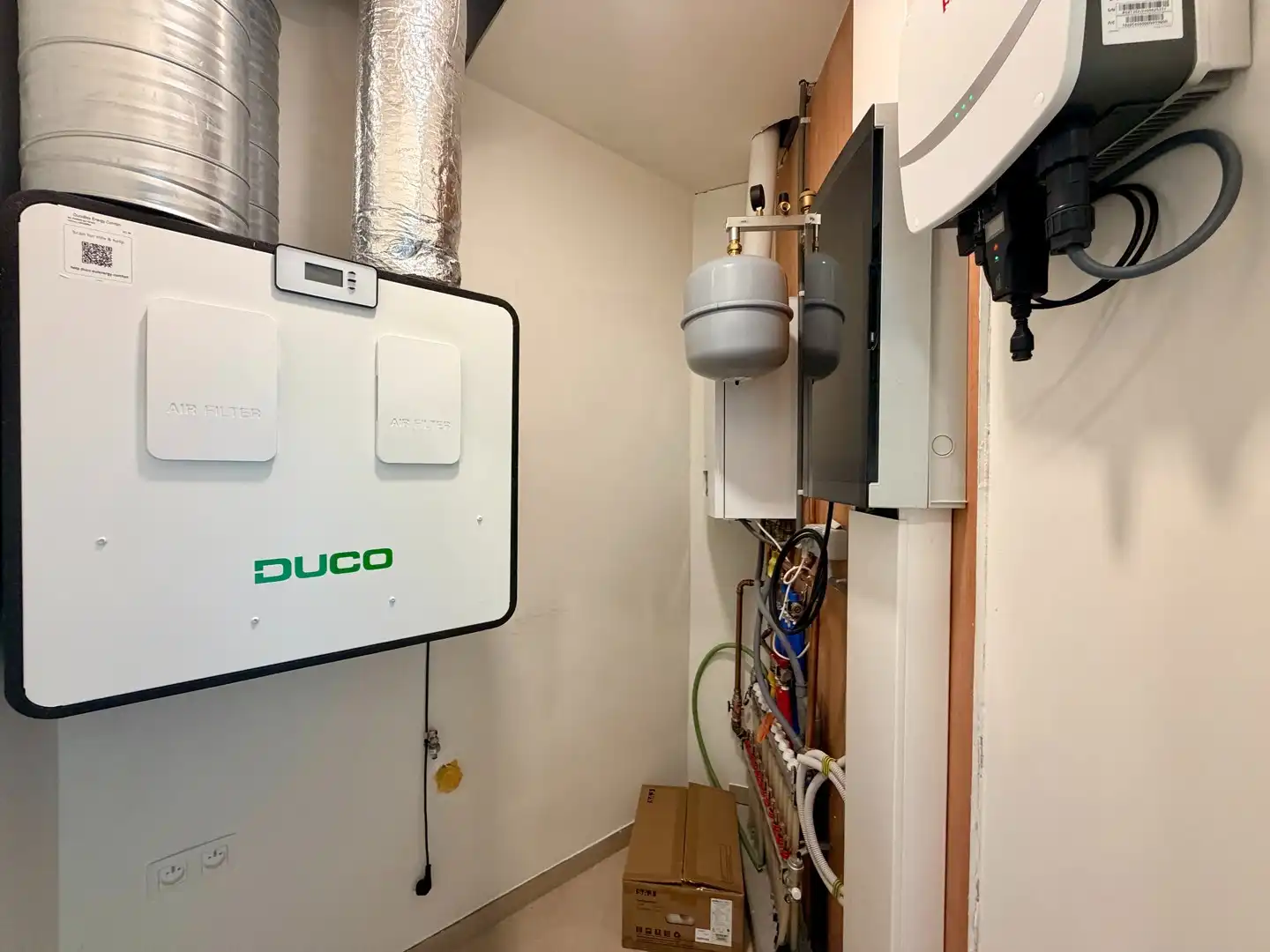 Volledig gerenoveerd 2-slaapkamerappartement met zolder in het hart van Tielt! foto 12