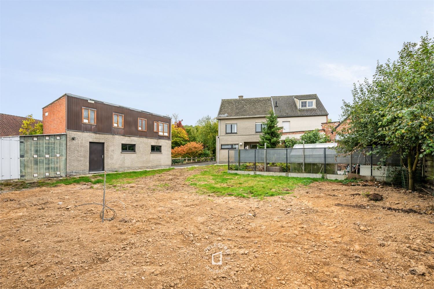 RUSTIG GELEGEN HALFOPEN MET TUIN EN GARAGE foto 7