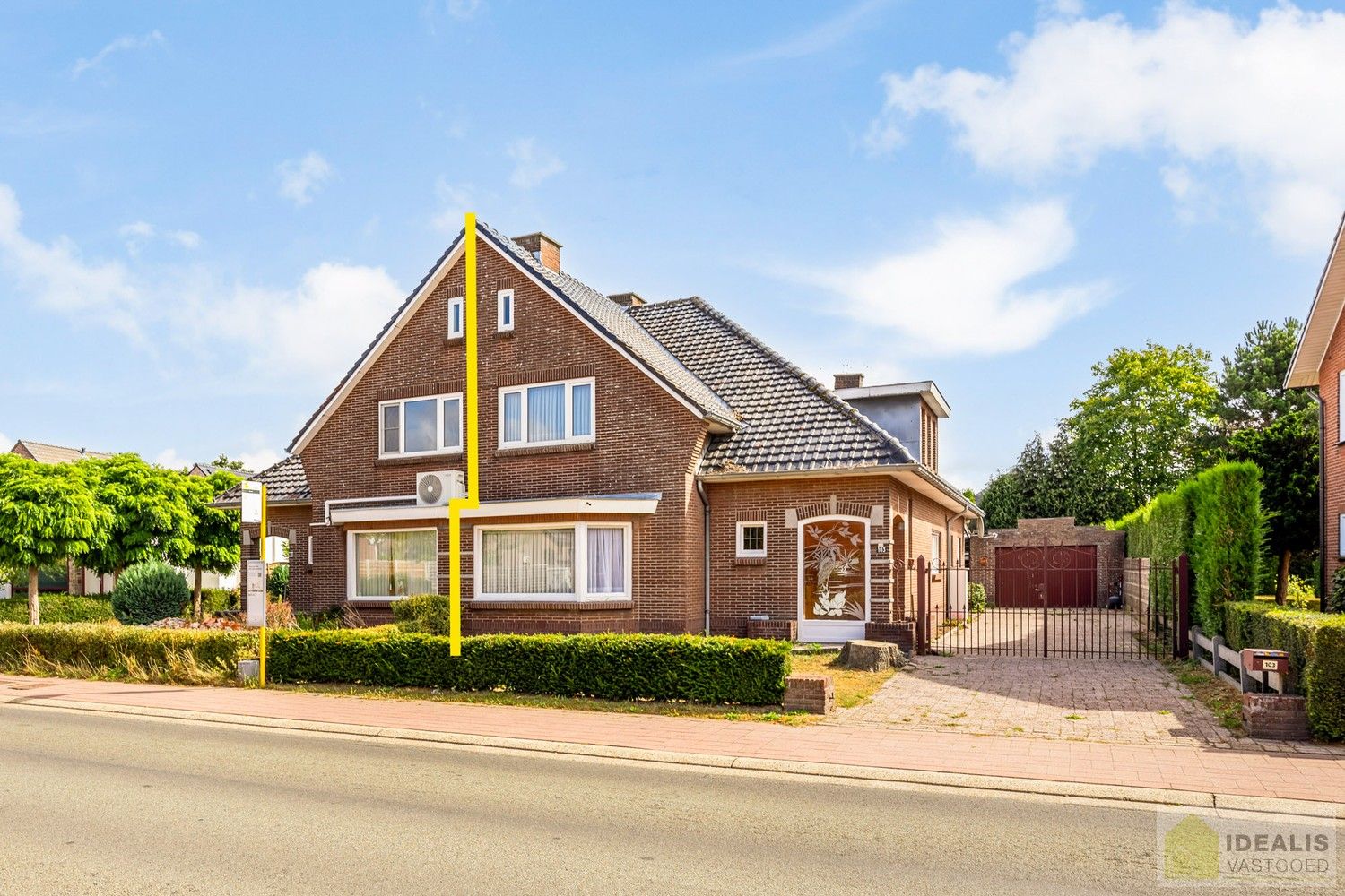 IDEALIS VASTGOED - Aangename karakterwoning op fijne locatie te Pelt. Deze woning omvat maar liefst +-143m² netto bewoonbare oppervlakte op een perceel van 4a 53ca met een ruime woonkamer, maar liefst 3 slaapkamers, badkamer, wasplaats, veranda en garage vlakbij de dorpskern van Boseind! Uiterst geschikt voor kandidaten op zoek naar een betaalbare woning op te frissen naar eigen wens. foto 3