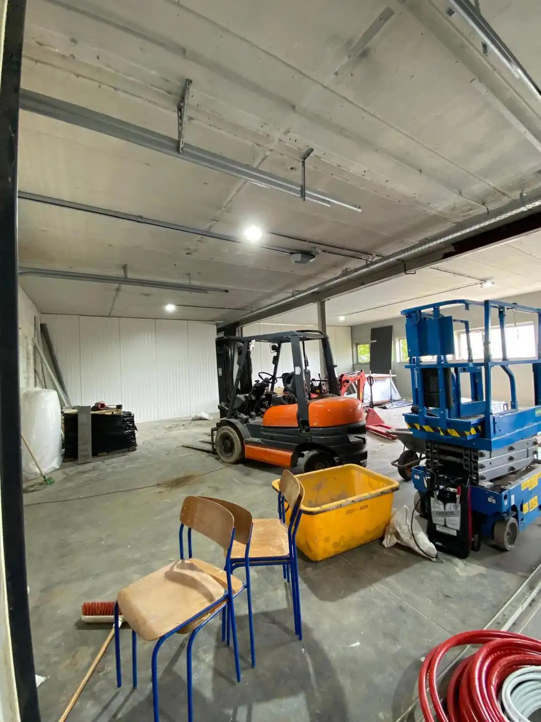 Volledig vernieuwd bedrijfsgebouw met kantoren en magazijnen foto 7