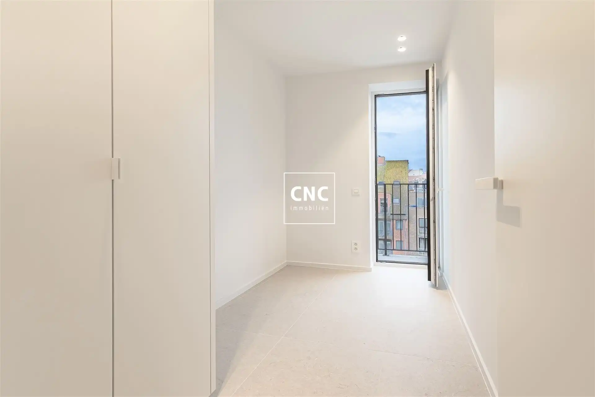 Stijlvol nieuwbouwappartement met zijdelings zeezicht foto 17