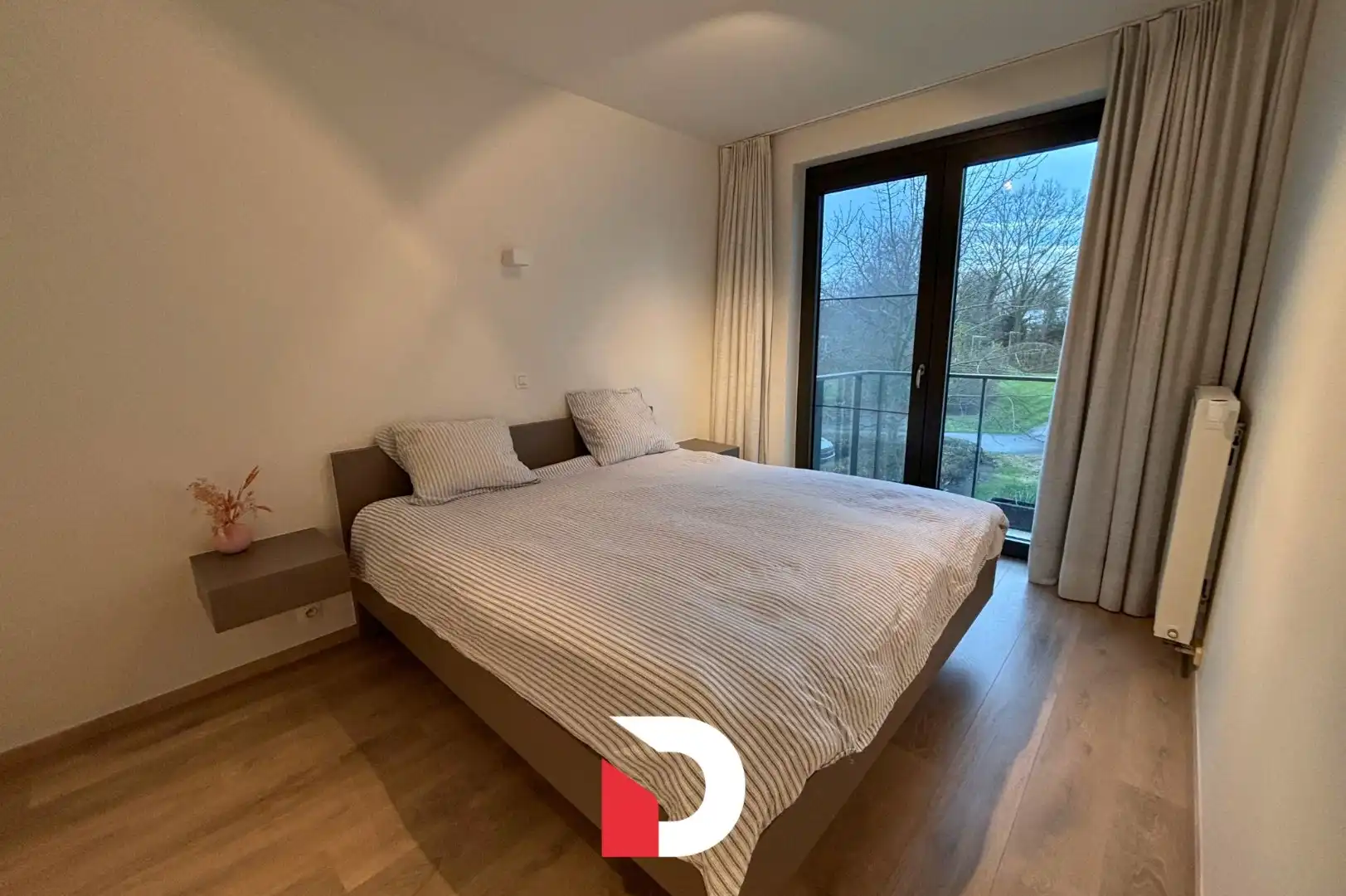 Uniek GEMEUBELD appartement met 2 slaapkamers en ruim terras foto 13