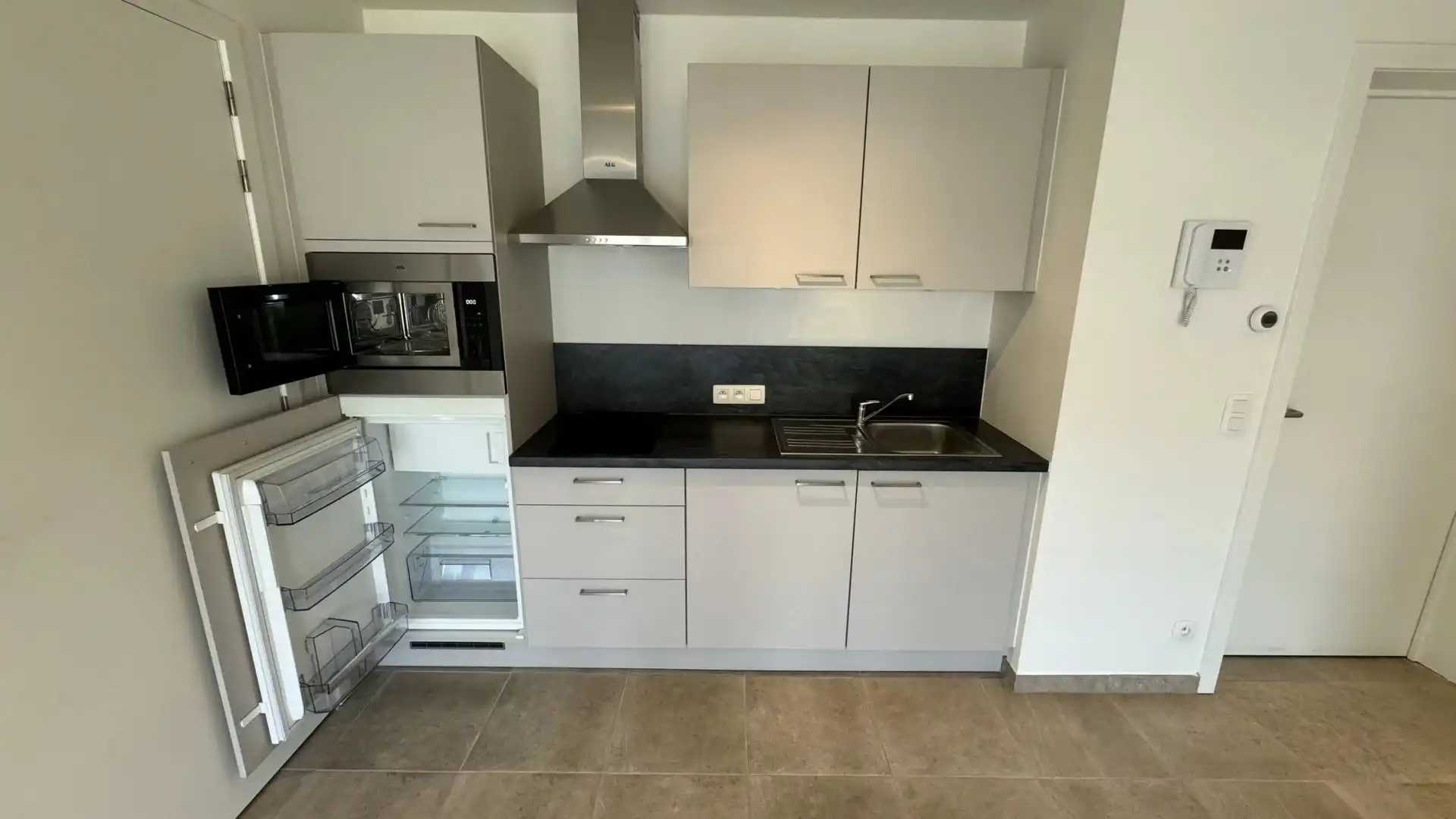 Serviceflat met 1 slaapkamer en balkon, momenteel verhuurd. foto 2