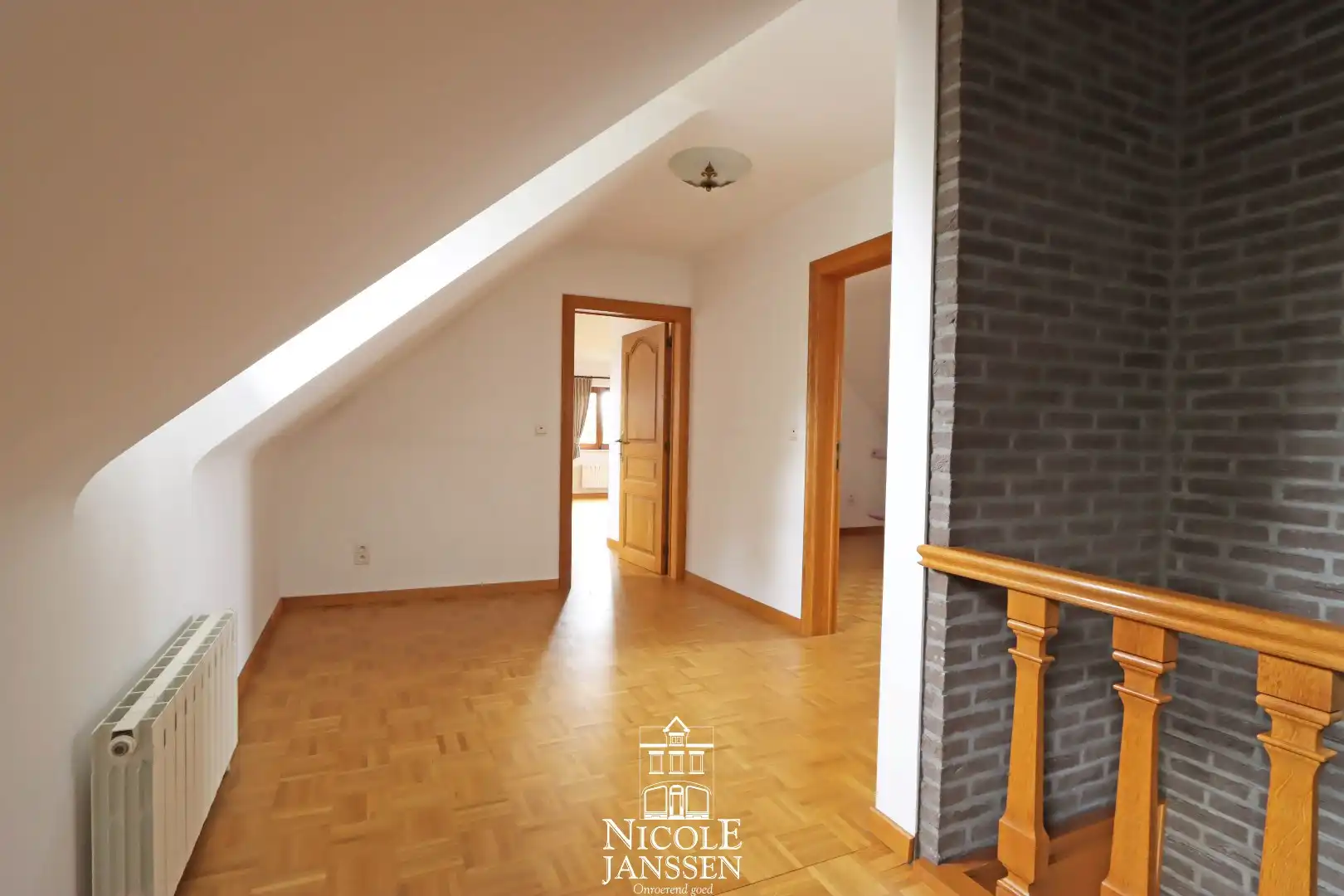 Ruim ingedeelde villa met 7 slaapkamers, dubbele garage en volledig omheinde tuin  foto 20